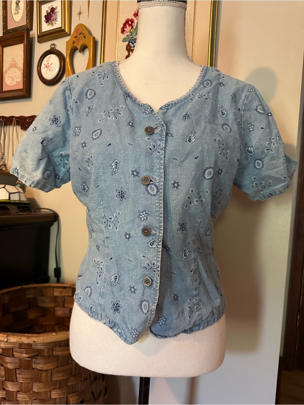 Vintage 90’s western bandana print chambray shirt
Button front blouse paisley